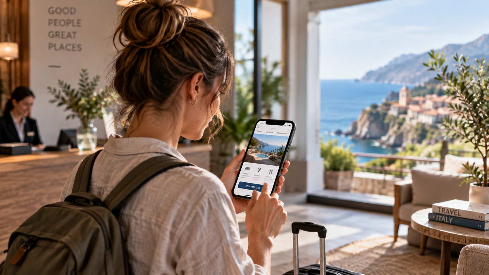 Viaggiatrice consulta il sito di una struttura ricettiva sullo smartphone durante il soggiorno, con la destinazione sullo sfondo.