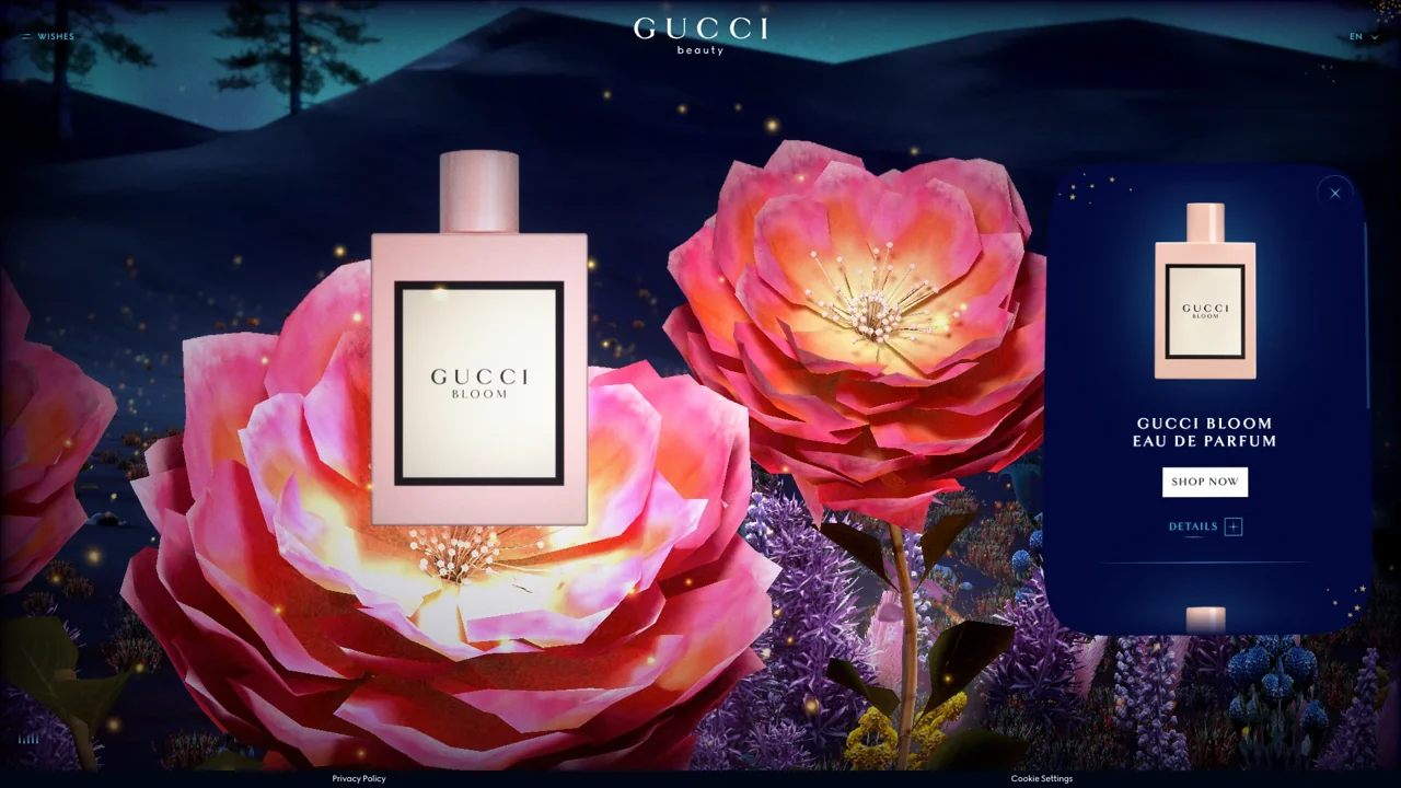 Schermata reale di Gucci Beauty Wishes: un flacone di profumo appare dentro un enorme fiore rosa luminoso.