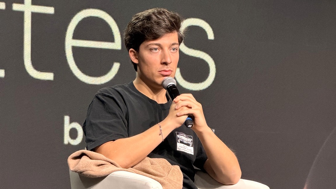 Marcello Ascani interviene seduto sul palco durante Money Matters 2026.