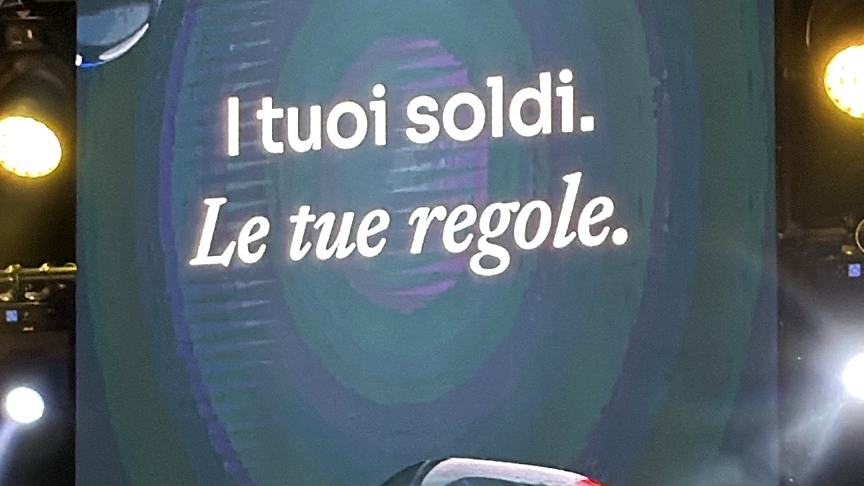 La scritta I tuoi soldi. Le tue regole. sullo schermo dell’evento Money Matters.