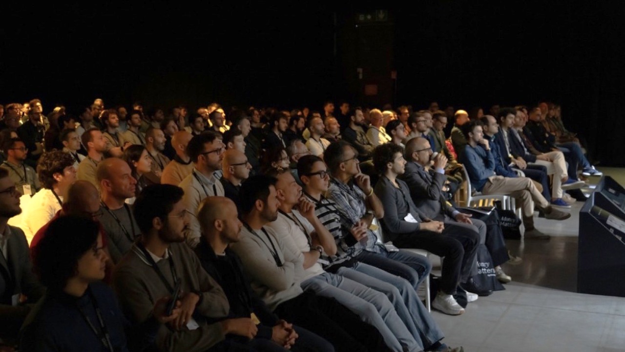 Il pubblico ascolta un intervento nella sala plenaria di Money Matters 2026.