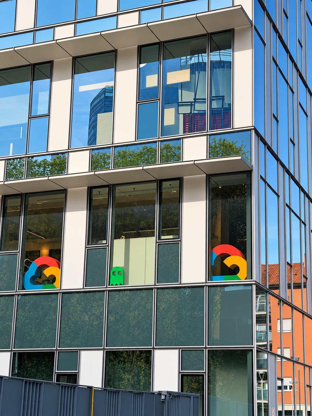 Facciata in vetro della sede Google di Milano con i loghi alle finestre
