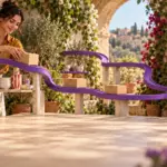 In un negozio luminoso, pacchi su percorsi viola collegano i prodotti a un calendario: metafora del catalogo e del checkout.